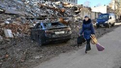 Una residente local pasa por delante de un edificio destruido tras el impacto de un misil C-300 en la ciudad ucraniana de Kharkiv el 31 de marzo de 2023.