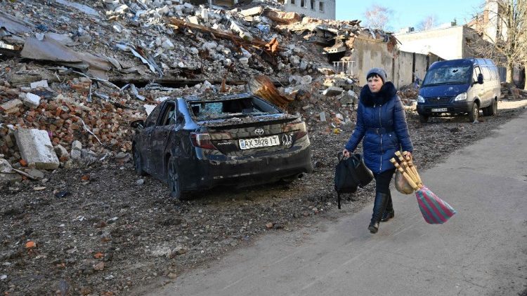 Una residente local pasa por delante de un edificio destruido tras el impacto de un misil C-300 en la ciudad ucraniana de Kharkiv el 31 de marzo de 2023.