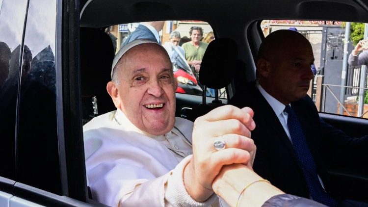 Papa Franjo pozdravljao je prisutne dok je napuštao rimsku bolnicu A. Gemelli