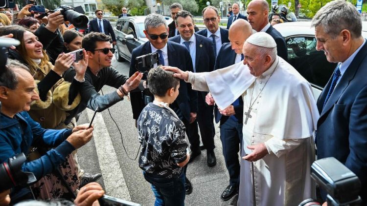 Папата на излизане от болницата
