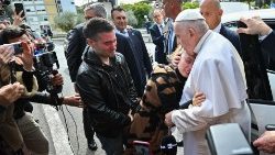 Ferenc pápa a kislányukat elvesztett szülőkkel a Gemelli-kórház előtt: megölelte őket és imádkozott velük