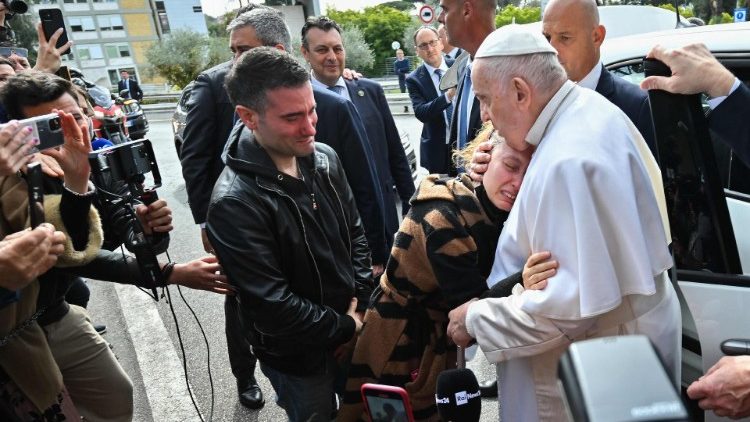 Papež tolaži par, ki je v petek, 30. marca 2023, izgubil hčerko Angelico.