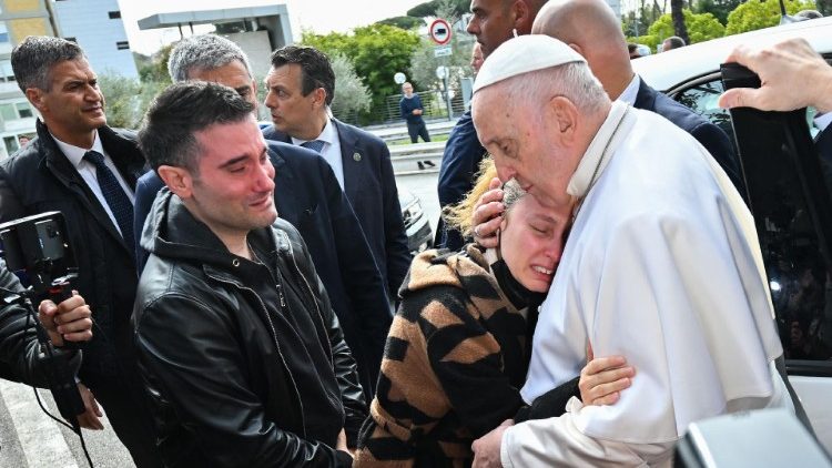 Der Papst umarmt ein Paar, das am Tag zuvor seine Tochter verloren hat (AFP)
