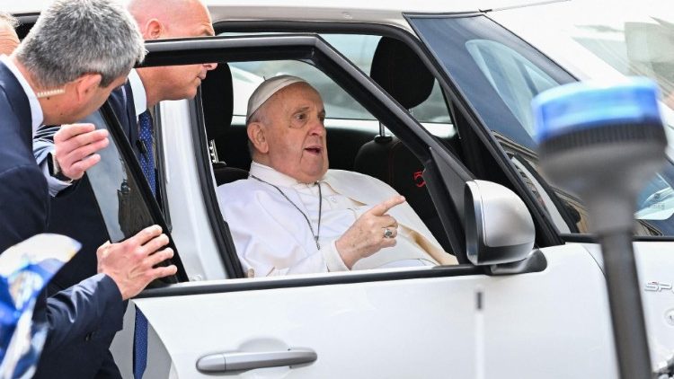 Il Papa in macchina per lasciare il Gemelli