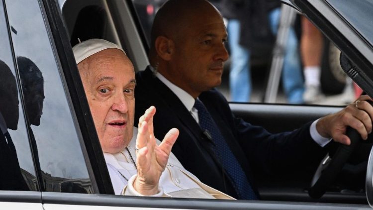 Papst Franziskus winkt den Menschen zu