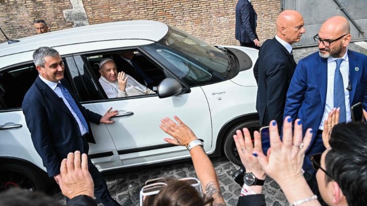 Ferenc pápa visszatérőben a Vatikánba üdvözli az egybegyűlteket