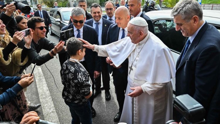 A Gemelli-kórház elhagyásakor Ferenc pápa megáldotta a gyermekeket