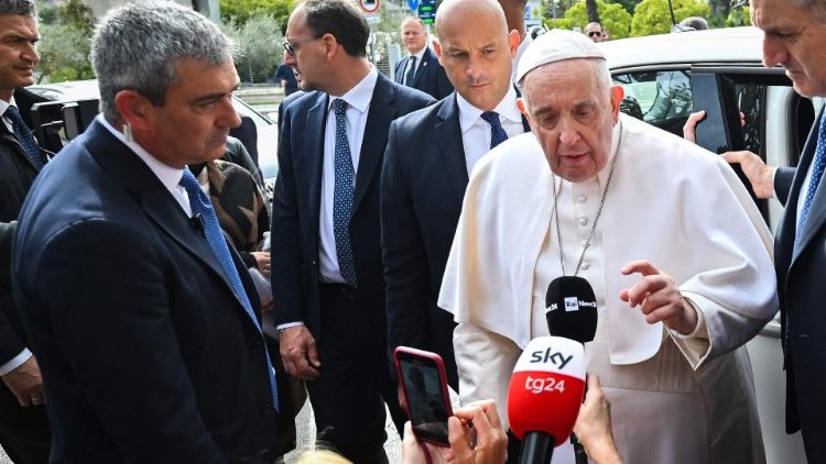 Папата с журналистите