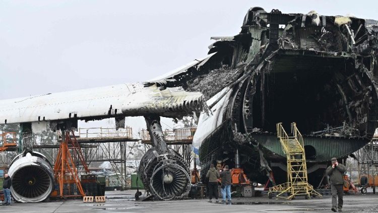 Zerstörtes ukrainisches Flugzeug in Hostomel am Samstag