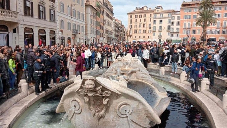 In Rom haben Klima-Aktivisten von "Last Generation" am Samstag schwarze Farbe in einen Brunnen vor der Spanischen Treppe gekippt