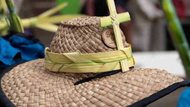 Gibt es eine kulturübergreifende christliche Identität? Im Bild: Strohhut mit Kreuz eines venezolanischen Palmenarbeiters