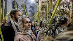Wierni okrążający Grób Pański w procesji z palmami, Jerozolima, 2 kwietnia 2023