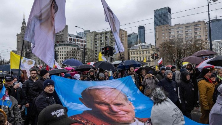 Katholiken demonstrieren in Warschau im April 2023 mit einem Bild des hl. Johannes Paul II.