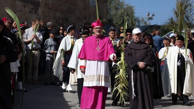 O Patriarca Pizzaballa na Procissão do Domingo de Ramos de 2 de abril de 2023