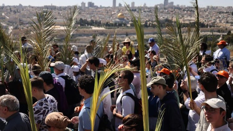 Християнски поклонници по време на традиционното шествие на Цветница от Елеонската планина до стария град на Йерусалим, 02.04.2023