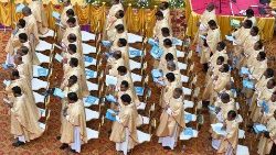 Priester in Indien während einer Eucharistiefeier
