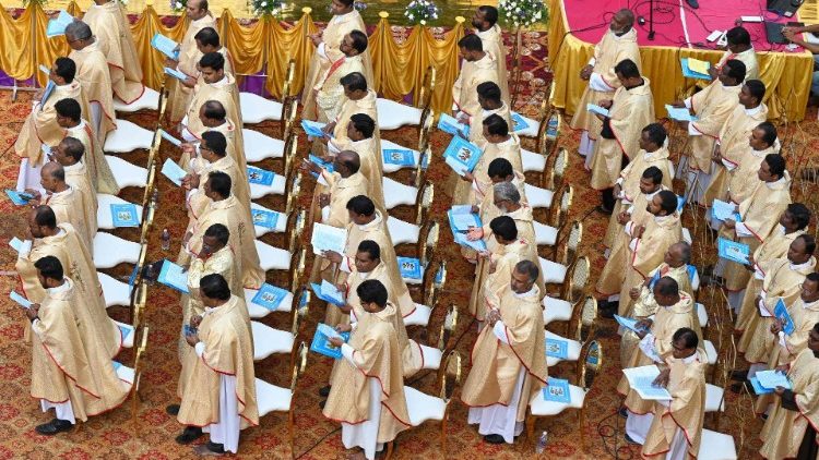 Priester in Indien während einer Eucharistiefeier