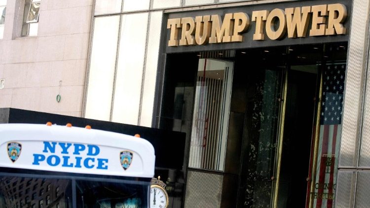 La polizia presidia la Trump Tower a New York