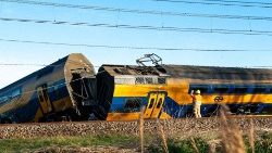 Il treno deragliato a Voorschoten, nei Paesi Bassi 