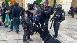 Auf dem Tempelberg ist es zwischen Muslimen in der Al-Aqsa-Moschee und der israelischen Polizei zu gewaltsamen Auseinandersetzungen gekommen