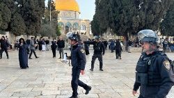 Jerusalèen. Miembros de la policia controlan la Explanada de las Mezquitas