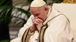 Pápež František pri modlitbe (apr. 2023)