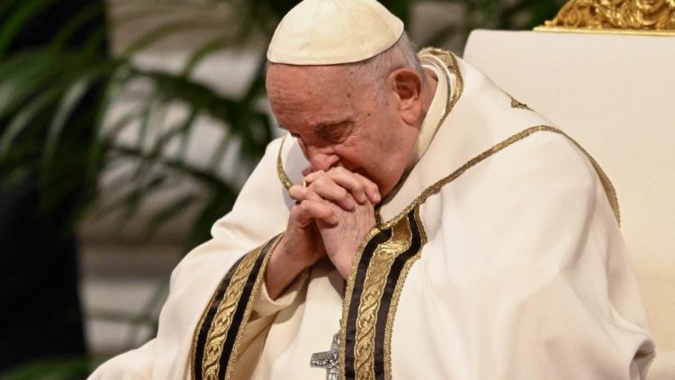 Pápež František pri modlitbe (apr. 2023)