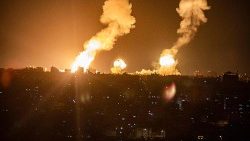 Esta imagen tomada a primera hora del 7 de abril de 2023 muestra explosiones en Jan Yunis, en el sur de la Franja de Gaza, durante los ataques aéreos israelíes contra el enclave palestino. 
