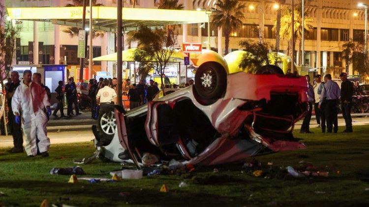 l'auto che ha travolto i passanti sul lungotevere di Tel Aviv