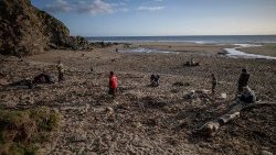 Anglia, wolontariusze sprzątający plażę