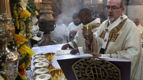 Il Patriarca Latino di Gerusalemme, monsignor Pizzaballa, mentre celebra la Messa di Pasqua