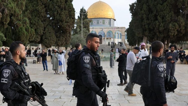 Jüdische Besucher gingen am 9. April 2023 während des muslimischen Fastenmonats Ramadan, der mit dem jüdischen Pessach-Fest zusammenfällt, geschützt von israelischen Sicherheitskräften auf dem Gelände der Al-Aqsa-Moschee, die von Juden auch als Tempelberg bezeichnet wird, in Jerusalem spazieren.