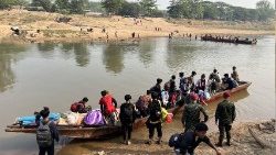 Des réfugiés de Birmanie tentent de fuir leur pays à cause des exactions de l'armée, en direction de la Thaïlande, le 11 avril 2023, à travers le fleuve Moei, frontière naturelle entre les deux États. 