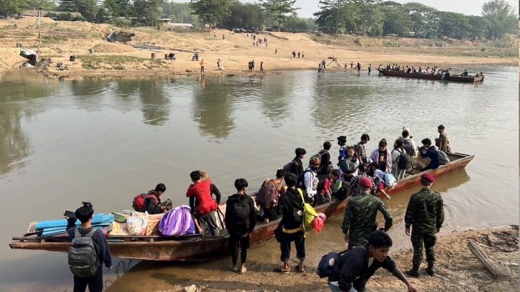 Des réfugiés de Birmanie tentent de fuir leur pays à cause des exactions de l'armée, en direction de la Thaïlande, le 11 avril 2023, à travers le fleuve Moei, frontière naturelle entre les deux États. 