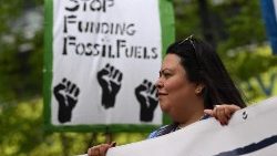 Demonstrierende fordern dazu auf, nicht länger in fossile Brennstoffe zu investieren