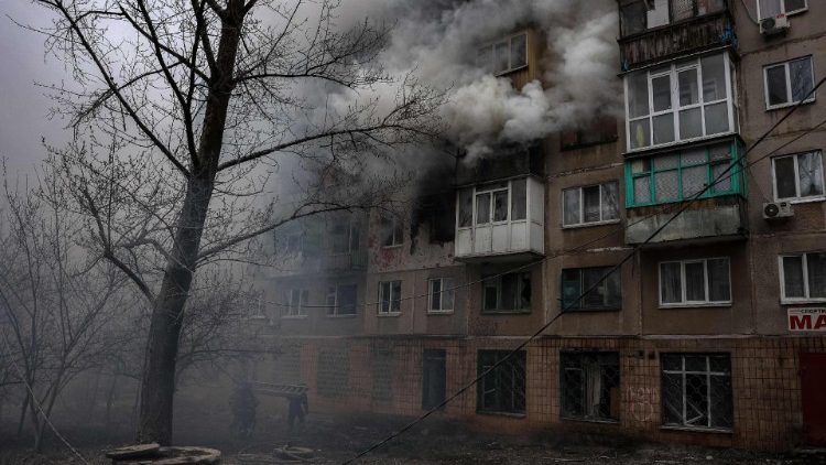 Ucraina: edificio bombardato a Sloviansk