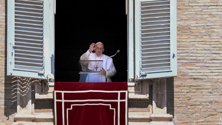 Папа Франциск на площади Святого Петра (16 апреля 2023 г.)