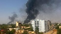 El humo entre los edificios de Jartun a causa de los enfrentamientos entre el ejército nacional y  el grupo paramilitar de las Fuerzas de Apoyo Rápido