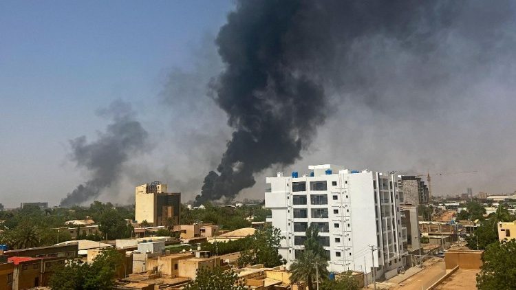 Fumo che sale tra i palazzi di Khartoum a seguito dei violenti scontri 
