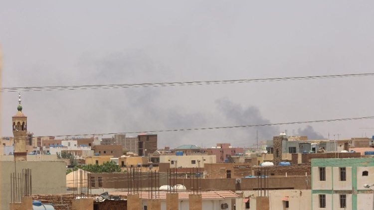 Vue sur Khartoum, touchée par des explosions, le 17 avril 2023. 