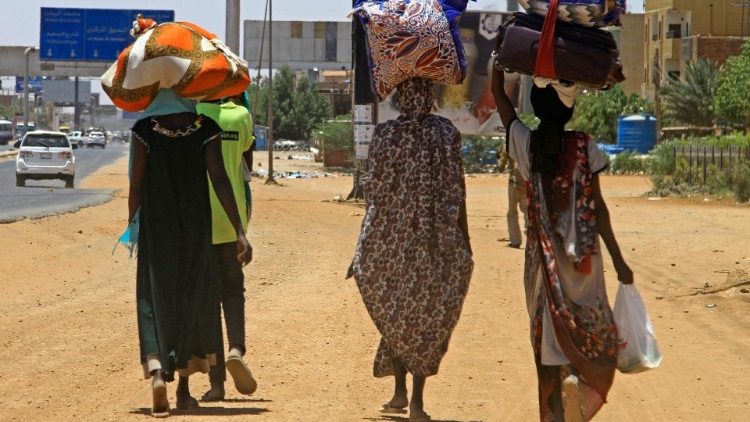 People flee from southern Khartoum as fighting between the army and paramilitary forces continues