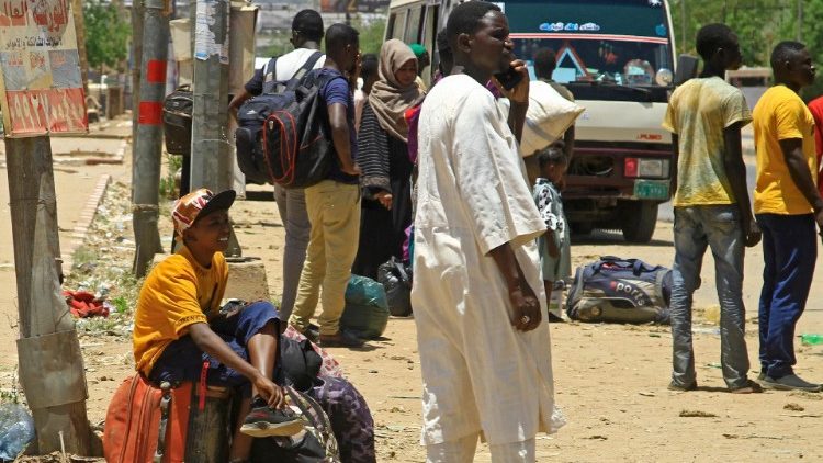 武力衝突から避難するためバスを待つ人々　2023年4月　スーダン・ハルツーム