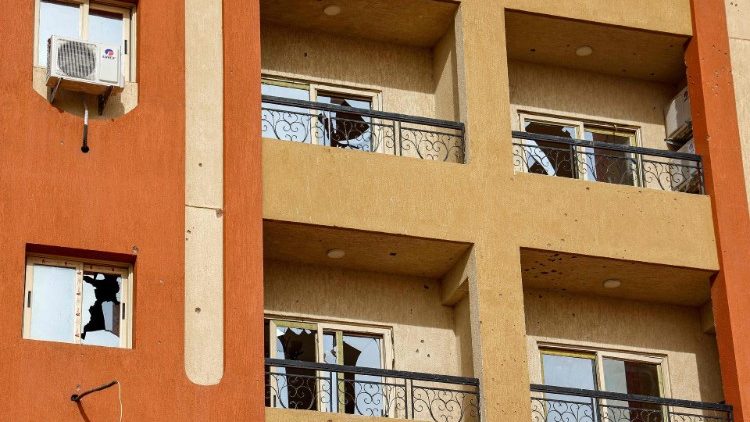 Zerbrochene Scheiben an einem Wohnhaus in Khartum