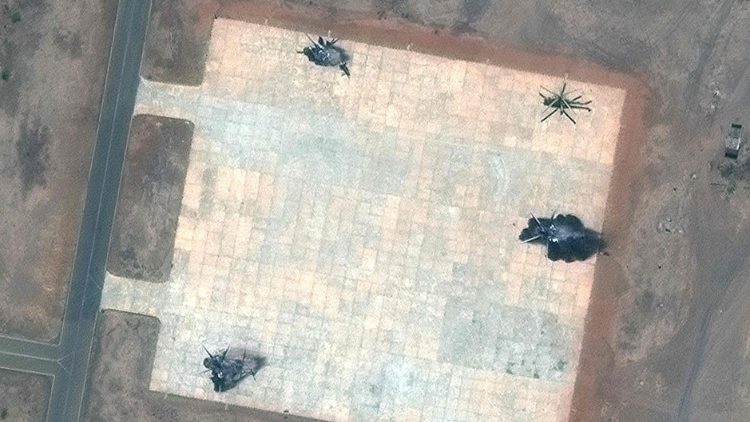 Zerstörte Hubschrauber auf der Jebel Awliya Airbase im Süden von Khartum