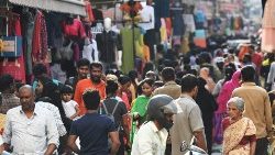 Fußgänger im indischen Chennai, am 19. April 2023