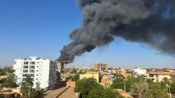 Colonne di fumo si alzano da Khartoum nonostante la tregua