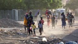Ljudi bježe iz svojih četvrti u jeku borbi u glavnom gradu Kartumu nakon propasti 24-satnog primirja