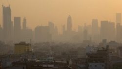 (FILE) In this file photo taken on January 27, 2023 residential and high-rise buildings are pictured shrouded in smog as the sun rises over Bangkok. - Some 2.4 million people in Thailand have sought hospital treatment for health problems linked to air pollution since the start of the year, health officials said, as toxic smog chokes Bangkok and the country's north. (Photo by Jack TAYLOR / AFP)