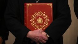 Der anglikanische Erzbischof von Canterbury Justin Welby mit einer besonderen Ausgabe der Bibel