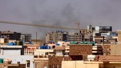 戦闘による黒煙が上がるスーダン首都ハルツーム郊外　2023年4月22日　